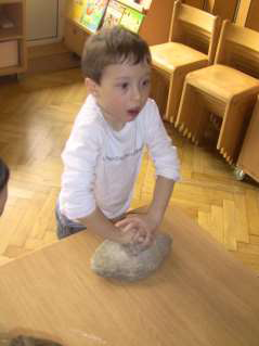 Mletje s kamni je res naporno.