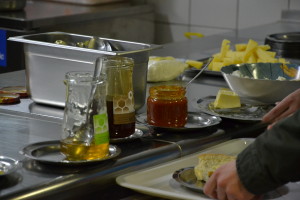 SLIKA-2, cedila sta se med, marmelada,...